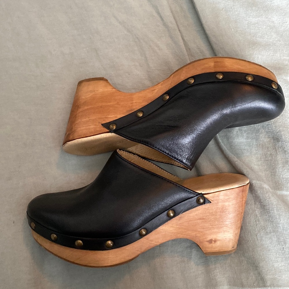 SZ 8 FIVE WORLDS LEATHER AND WOOD CLOGS